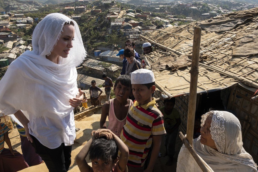 联合国难民署特使安吉丽娜·朱莉访问孟加拉国东南部考克斯巴扎尔的Chakmarkul罗兴亚难民营。
