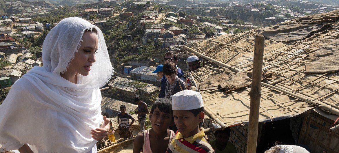 Balozi mwema wa UNHCR, Angelina Jolie alipotembelea wakimbizi warohingya kambi ya Chakmarkul, Cox's Bazar, Kusini-mashariki mwa Bangladesh akiwa ziarani na UNHCR.