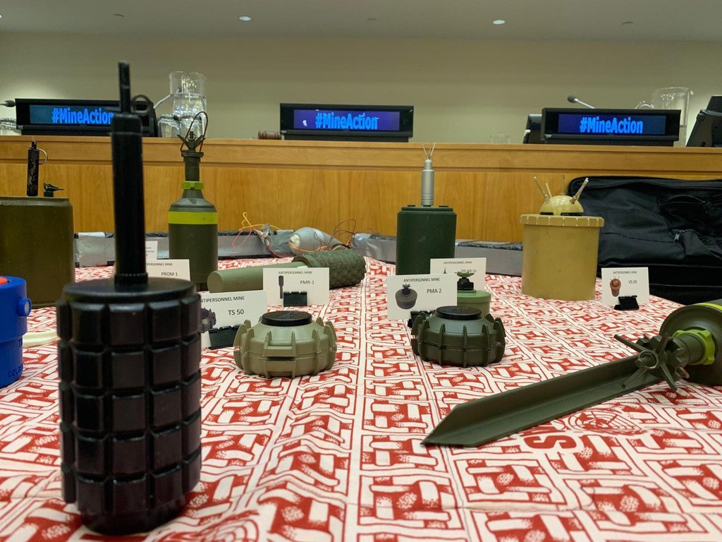 Des mines et restes d'engins explosifs présentés lors d'un événement organisé au Siège de l'ONU à New York à l'occasion du 20e anniversaire de l'entrée en vigueur de la Convention sur l'interdiction des mines antipersonnel.