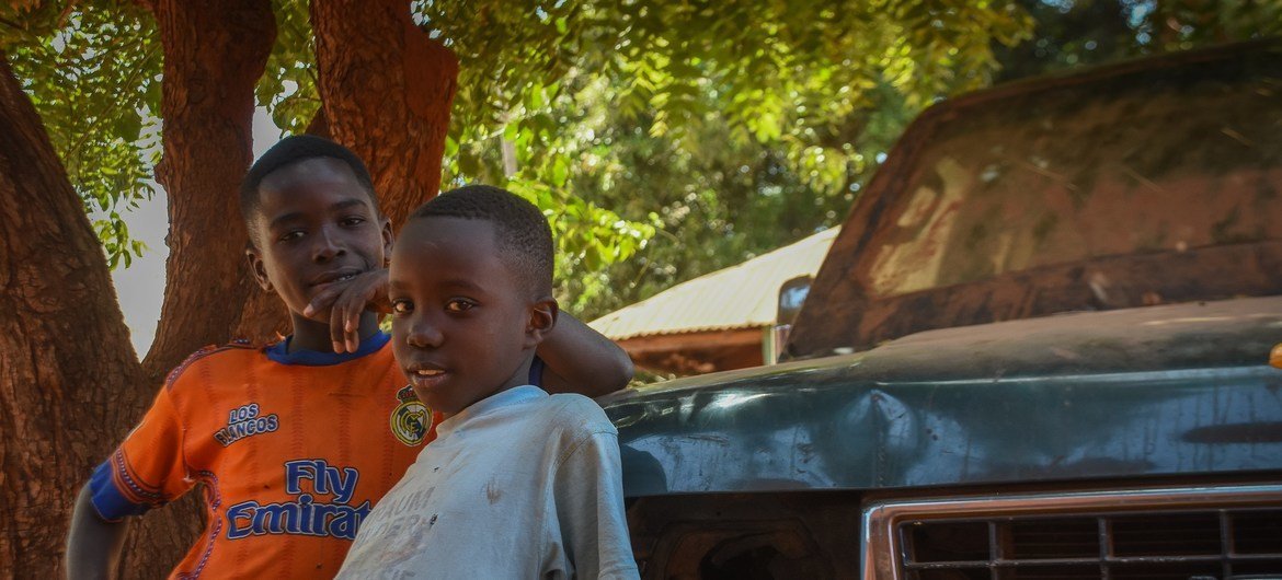Meninos em ruas de Bissau.