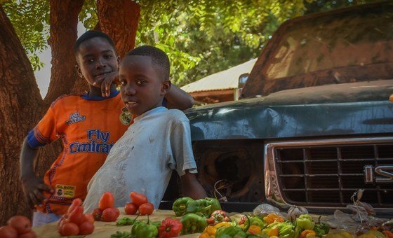 Meninos em ruas de Bissau.