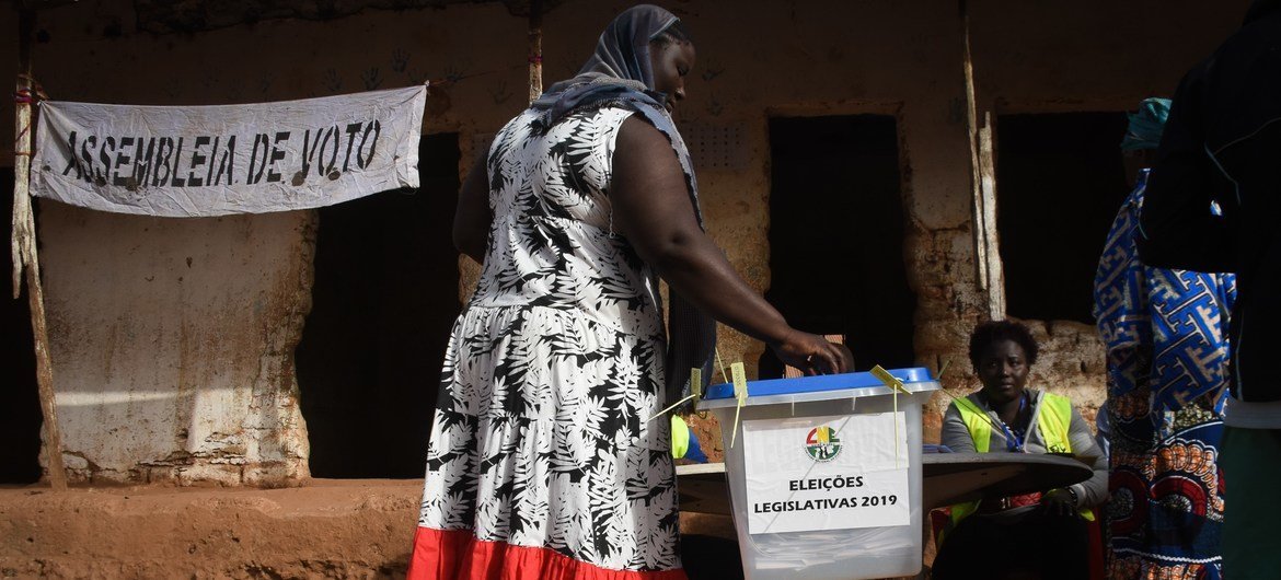 Mulher nos arredores de Bissau vota nas eleições legislativas de 2019