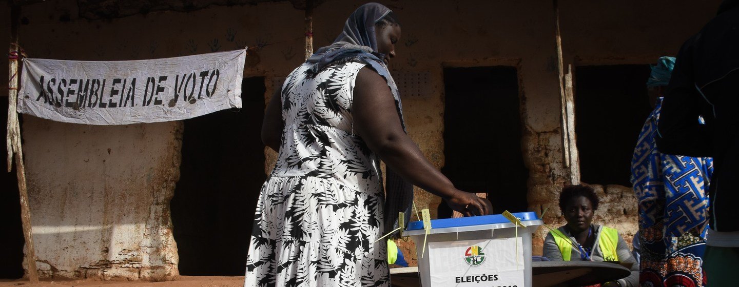 Una mujer en Guinea Bissau vota en las elecciones parlamentarias.