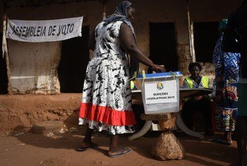 Una mujer en Guinea Bissau vota en las elecciones parlamentarias.