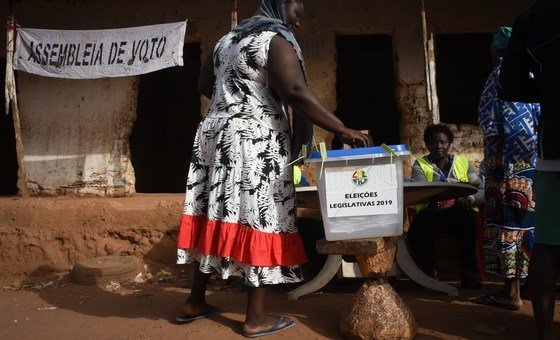Mulher nos arredores de Bissau vota nas eleições legislativas. 