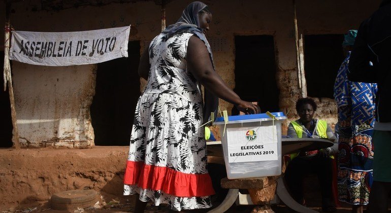 Uma mulher na periferia de Bissau vota nas eleições legislativas.