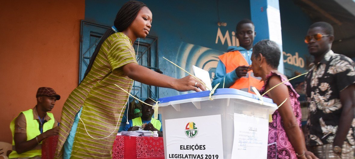 几内亚比绍成功举行全国议会选举。图为一名年轻女性选民在投票站参与投票。
