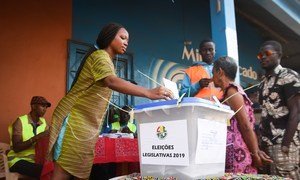 Young woman from Bissau votes in the legislative elections.