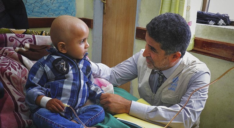 O diretor regional da Organização Mundial de Saúde, OMS, para o Mediterrâneo Ocidental, Ahmed Al-Mandhari, em visita ao Iêmen