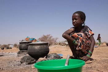 Une jeune fille devant une marmite dans un camp pour personnes déplacées à Barsalogho, dans la région du Centre-Nord, du Burkina Faso. Plus de 100.000 personnes ont été déracinées de leurs foyers en raison d'affrontements intercommunautaires.