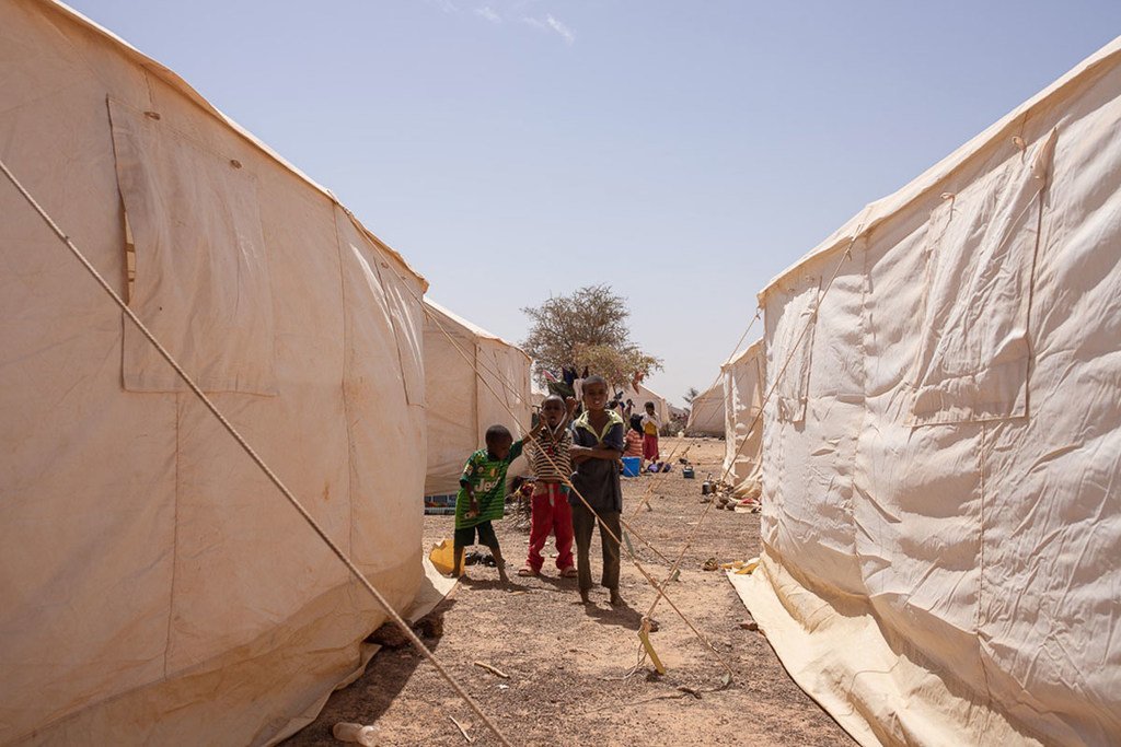  Plus de 100.000 personnes ont été déracinées de leurs foyers au nord du Burkina Faso à la suite d'affrontements intercommunautaire. Deux sites ont été aménagés pour les déplacées dans les localités de Barsalogho et de Foubé, dans la région du Centre-Nord
