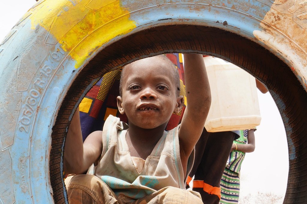 Un enfant jouant dans le camp de déplacés de Barsalogho, au Burkina Faso, en mars 2019.