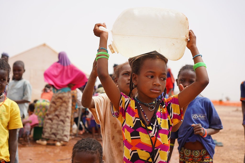 Des enfants du camp pour personnes déplacées de Barsalogho, au Burkina Faso en mars 2019. L'insécurité, la faim, les inondations et les épidémies ont plongé le pays dans une crise humanitaire sans précédent.