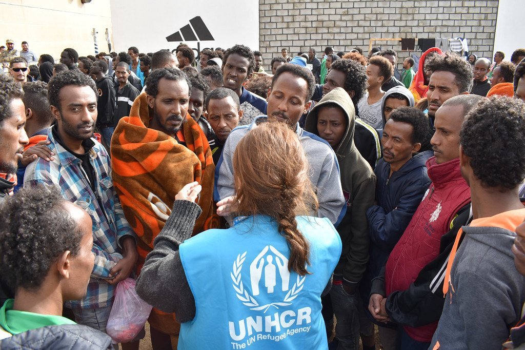 难民署工作人员在利比亚首都的黎波里郊区的一个拘留中心评估那些试图越境进入欧洲时被拦截和拘留的难民和移民的需求。