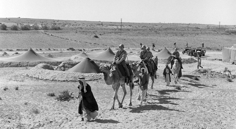 La Suède a commencé à fournir du personnel aux opérations de maintien de la paix de l'ONU en 1948. Depuis lors, plus de 80 000 femmes et hommes suédois ont participé à des missions de l'ONU, notamment à la Force d'urgence de l'ONU (FUNU) en Égypte en 1956 (photo).