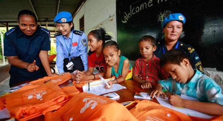 Nchini Timor Leste, mwaka 2010, maafisa wa polisi kutoka Sweden wakiwa sehemu ya mpango wa Umoja wa Mataifa nchini humo, UNMIT. Hapa afisa kutoka Sweden akiwa pamoja na mwenzake wa kutoka China wakiwa kwenye kituo cha kulea watoto yatima kwenye mji mkuu D