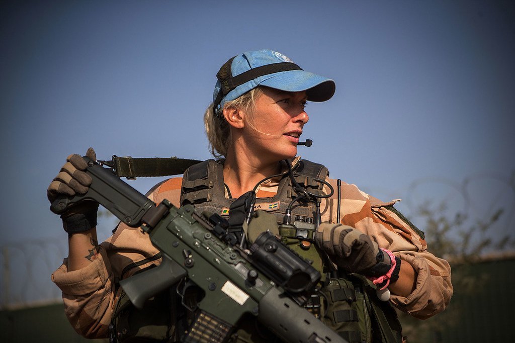 Une casque bleue suédoise de la MINUSMA en patrouille à Tombouctou, dans le nord du Mali. En 2018, 25 femmes ont été déployées dans ce pays d'Afrique de l'Ouest au sein d'un bataillon de 252 Casques bleus suédois. 