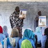 Dos predicadoras enseñan a un grupo de mujereslo que es la menstruación en una clase apoyada por la ONU en Boi, Chad.