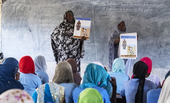 Des femmes enseignent à des jeunes filles ce qu'elles doivent savoir sur les menstruations dans une classe appuyée par l'ONU dans la ville de Bol, au Tchad.