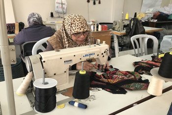   فتحية لاجئة فلسطينية في غزة. تعلمت فن التطريز من والدتها عندما كانت صغيرة. الآن، تقوم بالتطريز لتمكين ودعم نفسها وعائلتها.