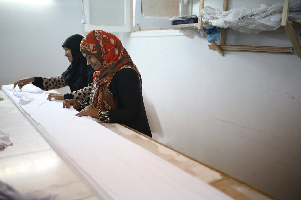 عاملات في مصنع (ريتش) في مصر وهو مشروع تجاري صغير، معظم العاملين فيه من الشابات المقيمات في الحي الذي يوجد فيه المصنع.