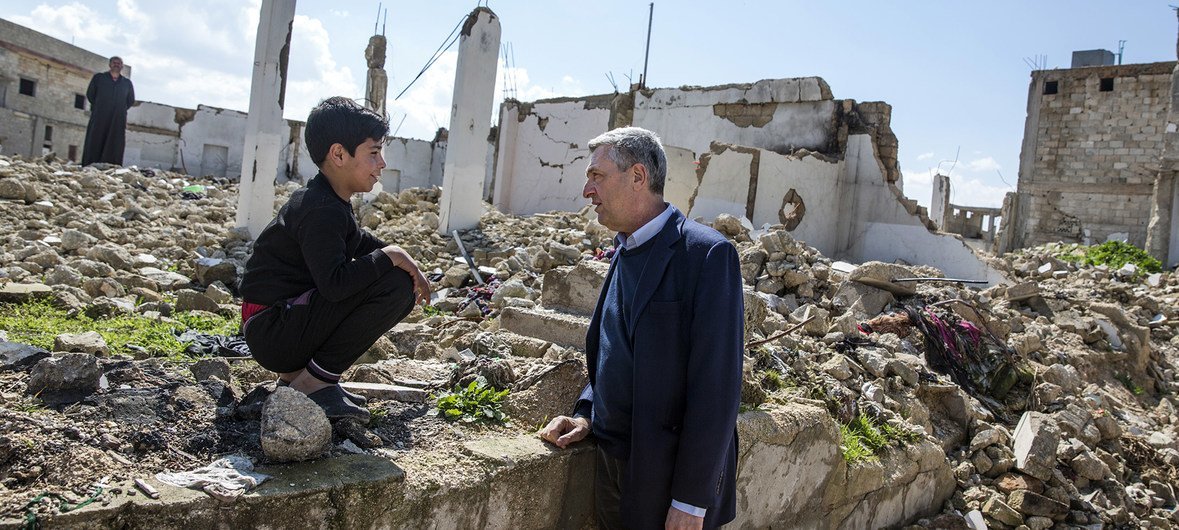 المفوض السامي لشؤون اللاجئين فيليبو غراندي يتحدث إلى صبي سوري من العائدين إلى منازلهم في سوريا. مارس / أذار 2019.