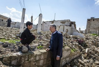 Верховный комиссар побывал в городе Суран в провинции Хама, где побеседовал с сирийцами из числа переселенцев, которые приняли решение вернуться в свои разрушенные дома