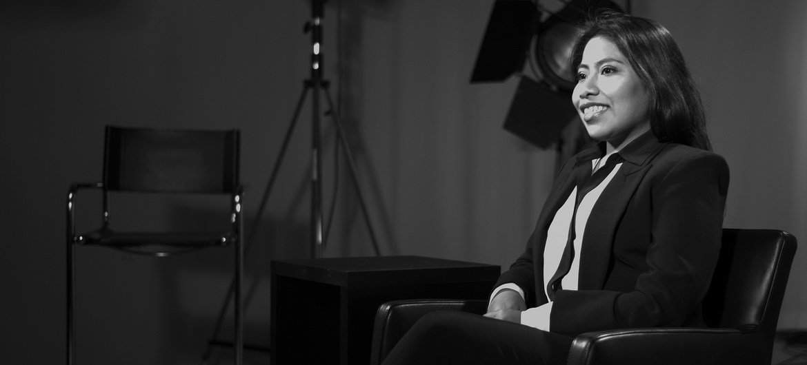 Yalitza Aparicio durante una entrevista en el estudio de televisión de la ONU en Ginebra.
