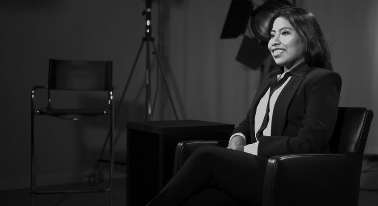 Yalitza Aparicio durante una entrevista en el estudio de televisión de la ONU en Ginebra.