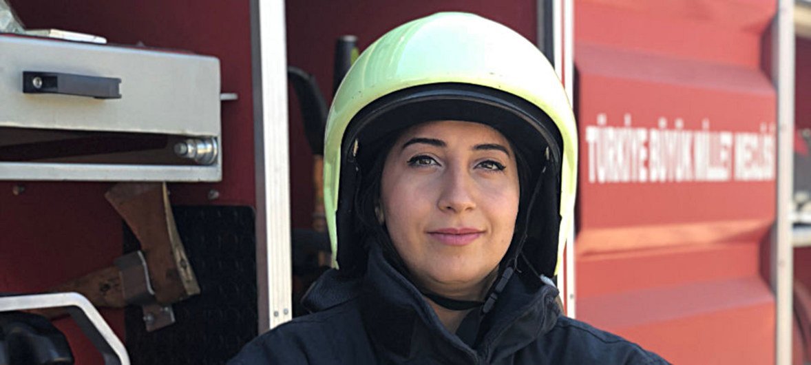 21-летняя Мерве Эрбей - первая в истории женщина-пожарный, работающая в турецком парламенте. 