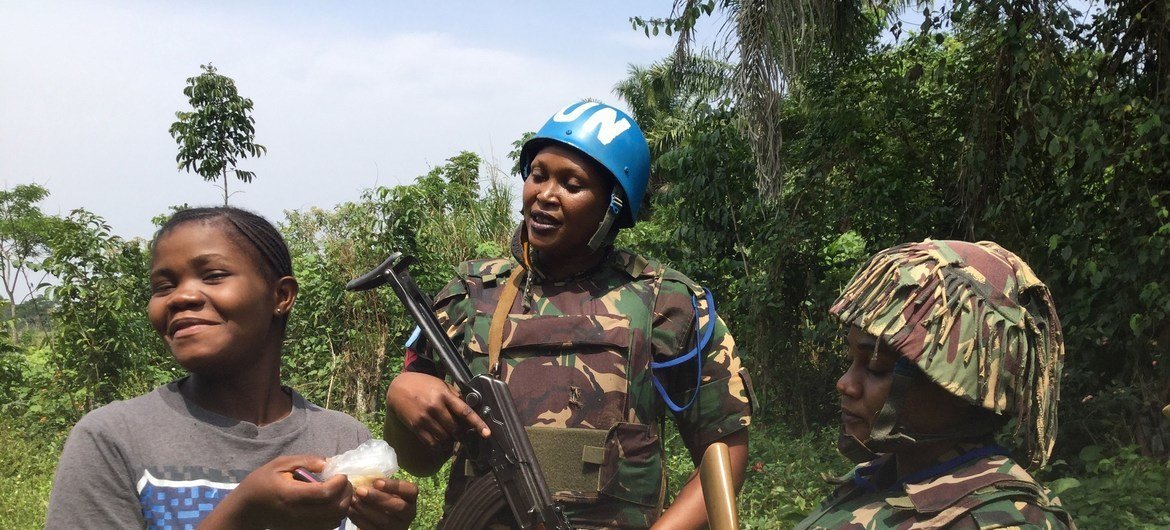 Province du Nord-Kivu, en RDC : ces Casques bleues tanzaniennes de la Brigade d’intervention de la MONUSCO effectuent des patrouilles à Mavivi, une localité de la région de Beni, et aident les communautés à travers activités génératrices de revenus.