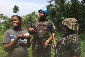 Au Nord-Kivu, en RDC, ces Casques bleues tanzaniennes de la MONUSCO effectuent des patrouilles à Mavivi, une localité de la région de Beni.