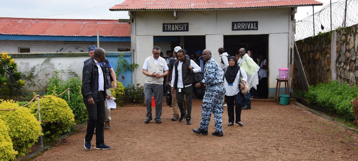 世卫组织总干事谭德塞访问刚果民主共和国受到埃博拉疫情影响的地区（资料图片）。
