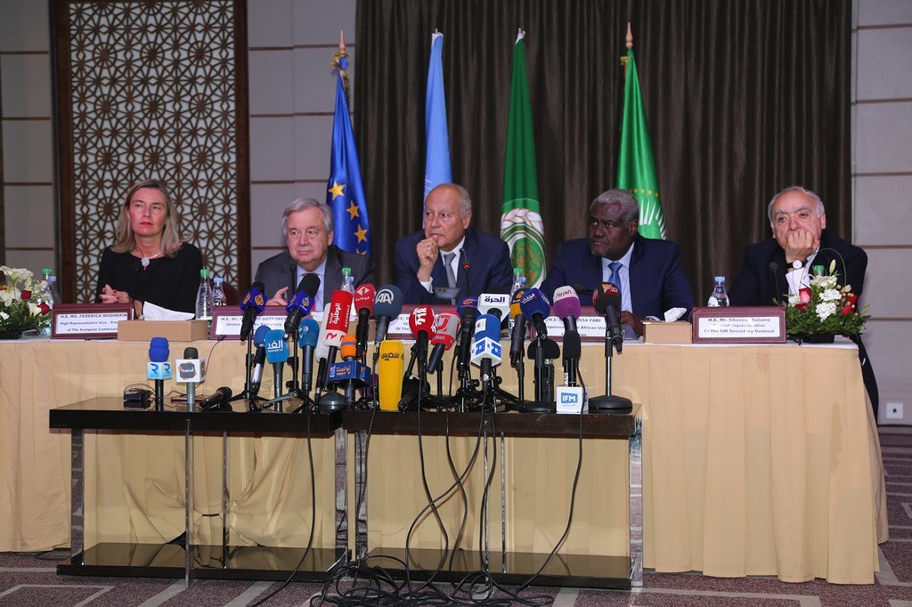 利比亚问题四方3月30日在突尼斯举行高级别会议后举行了记者会。从左至右：欧盟外交和安全政策高级代表莫盖里尼（Federica Mogherini）、联合国秘书长古特雷斯、阿拉伯联盟秘书长阿布盖特（Ahmad Abulgheit），非洲联盟委员会主席法基（Moussa Faki），以及联合国利比亚事务特别代表萨拉梅（Ghassan Salamé）。