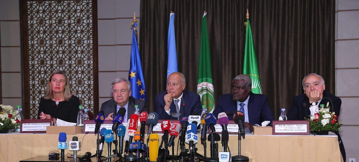 Conférence de presse conjointe du Quatuor libyen le 31 mars à Tunis. De gauche à droite : Federica Mogherini, Haute représentante de l'Union européenne pour les affaires étrangères et la politique de sécurité ; António Guterres, Secrétaire général de l'ONU; Ahmad Abulgheit, Secrétaire général de la Ligue arabe;  Moussa Faki,Président de la Commission de l'Union africaine;  et Ghassan Salamé, Représentant spécial de l'ONU pour la Libye.