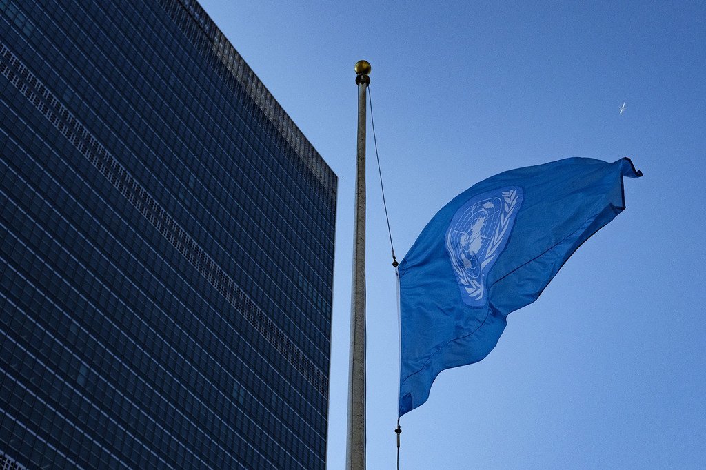 Le drapeau des Nations Unies flotte en berne au siège de l'ONU à New York à la mémoire des personnes décédées dans l'accident d'avion de la compagnie Ethiopian Airlines en Ethiopie le 10 mars 2019.