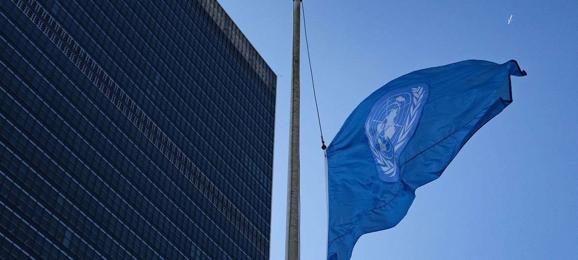 La bandera de la ONU ondea a media asta en la sede de Nueva York en honor de los trabajadores fallecidos en el accidente de avión de Etiopía el 10 de marzo de 2019.