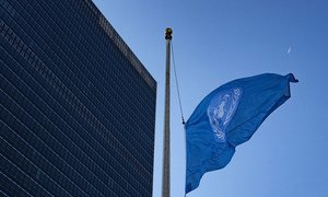 Le drapeau des Nations Unies flotte en berne au siège de l'ONU à New York à la mémoire des personnes décédées dans l'accident d'avion de la compagnie Ethiopian Airlines en Ethiopie le 10 mars 2019.