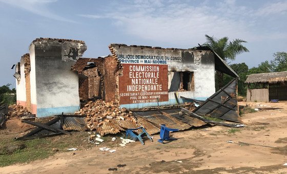 Um prédio da Comissão Eleitoral na cidade de Yumbi foi queimado durante os ataques intercomunais em dezembro de 2018