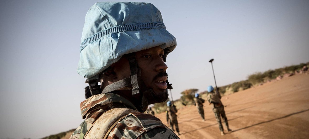 Among other activities, the Guinean contingent ensures the safety of the civilian population, thanks to its monitoring of the vehicles which return through checkpoints to the city of Kidal. 