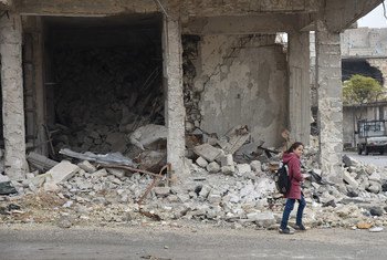 在叙利亚阿勒颇的学校里，学生们被教导如何安全地在城市中走动，他们必须避开小巷并待在路中间，以避免踩到可能导致伤亡的东西。