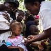 刚果民主共和国开赛地区的一家诊所正在对儿童的营养不良状况进行筛查。