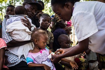 Des enfants recevant des soins à la Clinique Saint Martyr, à Kananga, dans la région du Kasaï, en RDC. La malnutrition aiguë sévère devrait toucher 1,4 million d'enfants de moins de cinq ans en 2019 dans le pays.