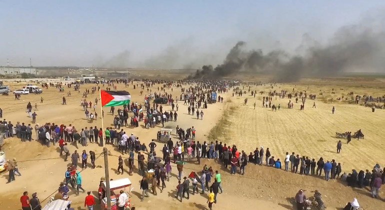 مظاهرات مسيرة العودة الكبرى قرب الحاجز الفاصل بين غزة وإسرائيل.