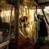 काँगो गणराज्य के बेनी इलाक़े में बना एक चिकित्सा केन्द्र, ईबोला संक्रमण के सन्देह में अपनी 15 वर्षीय बेटी की जाँच-पड़ताल देखते हुए माता-पाता. (जनवरी 2019)