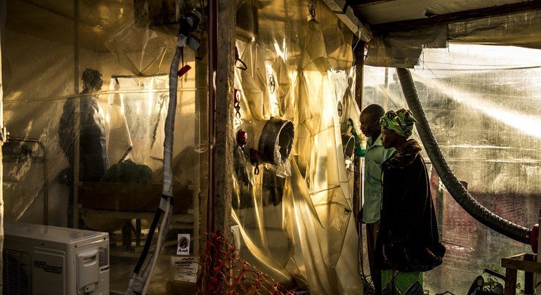 Padres visitando a su hija de 15 años que podría estar infectada por el Ébola, en el Centro de Tratamiento del Ébola en Beni, RDC (enero de 2019).