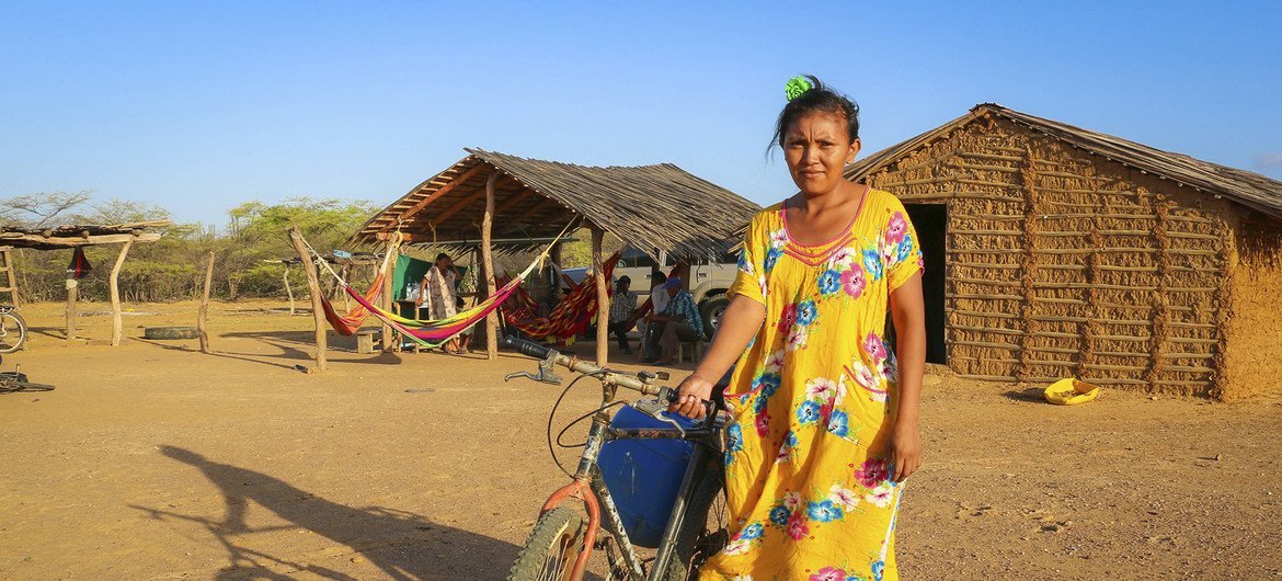 Mulher indígena da Colômbia em La Guajira com sua bicicleta