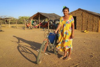 Une femme de la communauté wayuu dans le département de La Guajira, en Colombie, pose près de son vélo devant son village. Les attaques contre les défenseurs des droits humains en Colombie n’ont pas épargné les peuples autochtones.