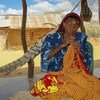 Mujer indígena wayúu cose en una localidad de La Guajira, Colombia.