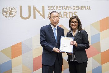 أرشيف: الأمين العام (السابق) للأمم المتحدة بان كي مون يقدم جائزة الأمين العام للشجاعة للسيدة خولة مطر.